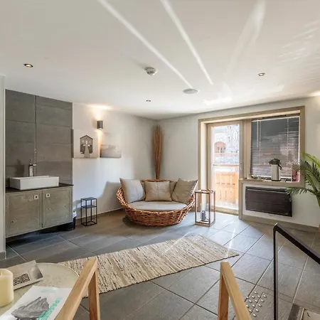 Victoria Lodge, Friendly